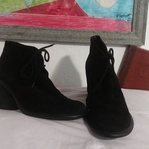 DKNY SUEDE ANKLE BOOTS
